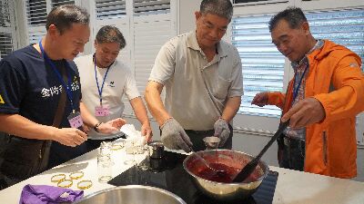學員進行果醬加工實作--將另開視窗看原圖