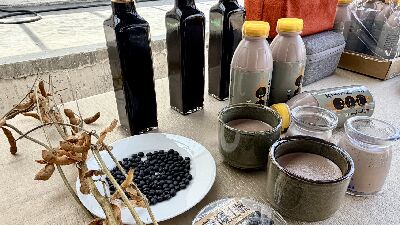 大豆新品種｀蘭陽1號’能製成黑豆漿、黑豆豆腐、黑豆布丁與黑豆醬油，展現其多元發展的潛力--將另開視窗看原圖