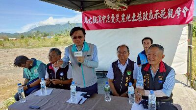 花蓮改良場楊大吉場長主持觀摩會--將另開視窗看原圖