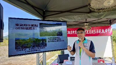 倪禮豐副研究員向農民解說土壤改良成果--將另開視窗看原圖