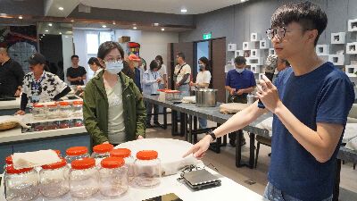 花蓮區農業改良場陳柏翰助理研究員操作下缸--將另開視窗看原圖