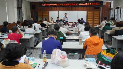 花蓮農改場楊大吉場長主持結訓及綜合座談--將另開視窗看原圖