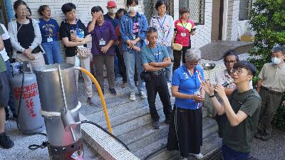 花蓮區農業改良場陳柏翰助理研究員操作蒸餾、酒精度測定--將另開視窗看原圖