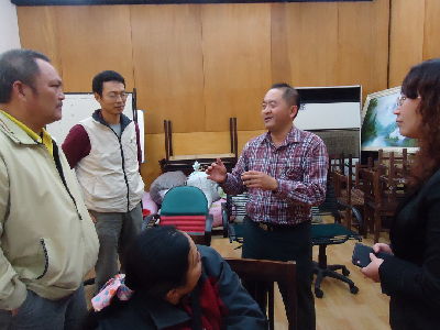 水稻專家潘昶儒副研究員與族人熱烈討論栽培技術--將另開視窗看原圖