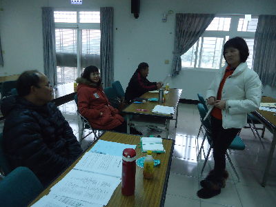 農友在下課時相互交流--將另開視窗看原圖