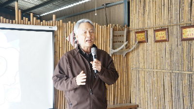 李鴻圖理事長介紹原住民如何開發特色產品及行銷--將另開視窗看原圖