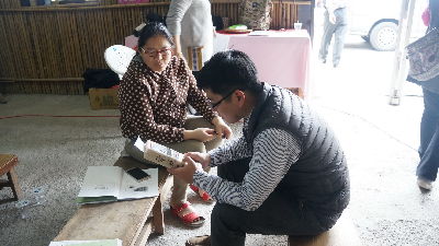 鍾雨恩理事長為樂水部落的日曬米提供包裝設計的建言--將另開視窗看原圖