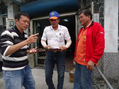 高寮部落窗口黃佳興助理研究員與族人交流--將另開視窗看原圖