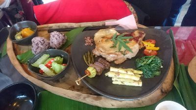 研習學員利用週邊自然材料練習擺盤--將另開視窗看原圖