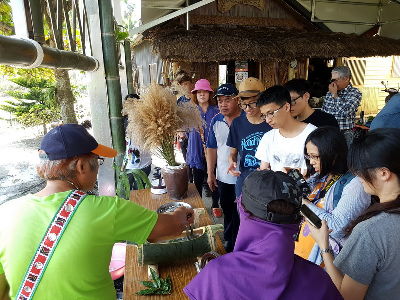 觀摩利用加熱的石頭烹煮食材的方法--將另開視窗看原圖