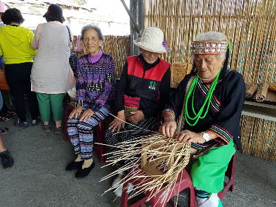 撒巴勒奧家族阿嬤示範黃藤編織--將另開視窗看原圖