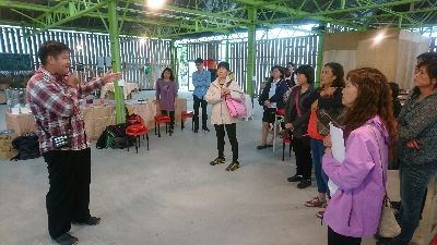 研習學員專心聆聽講師指導餐廳經營--將另開視窗看原圖