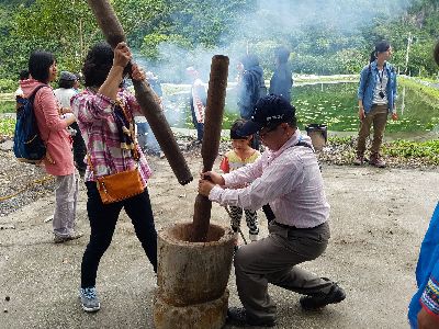 雙人合力一來一往搗玉米--將另開視窗看原圖