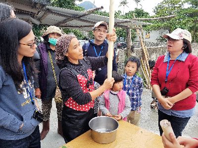 潘國祥的媽媽展示香蕉心，要剝除香蕉假莖的層層外殼後才能取得--將另開視窗看原圖