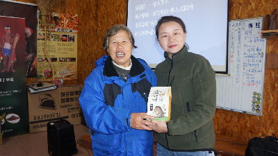 蔣媽贈送山豬壞壞玉米棒予范場長，感謝本場協助與陪伴--將另開視窗看原圖