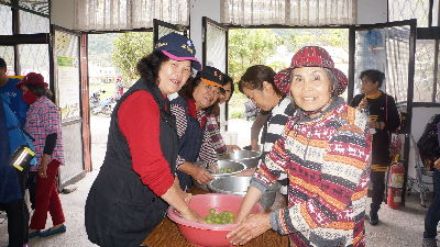 分組進行梅子搓鹽--將另開視窗看原圖