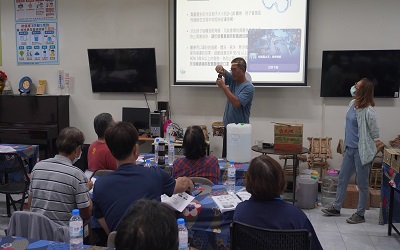 銨廷農場廖中豪場長說明光合菌培養的步驟及所需材料