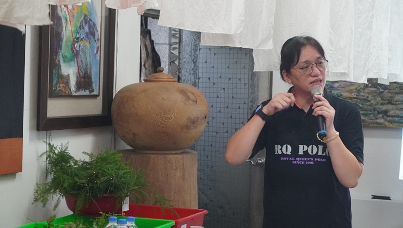 達基力部落屋郭淑娟老師介紹敲拓染成品及植物運用