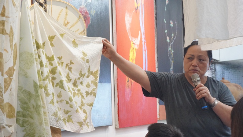 達基力部落屋劉英妹老師介紹植物生態環境巡禮與葉子採摘