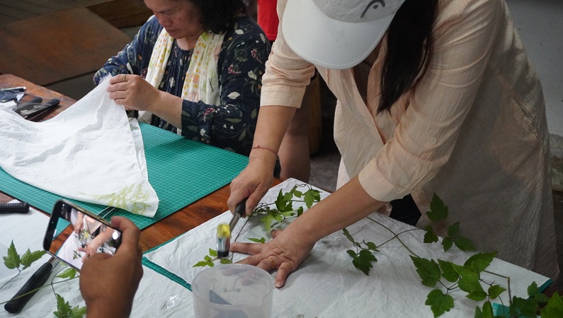 族人進行敲拓染實作