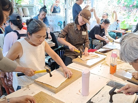 陳淑燕纖維藝術創作者示範樹皮布製作