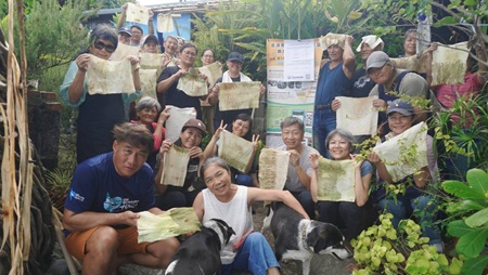 學員展示用構樹製作的樹皮布