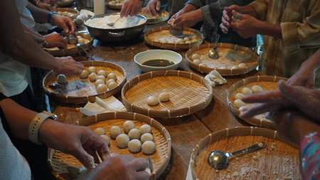 族人學習傳統酒麴製作