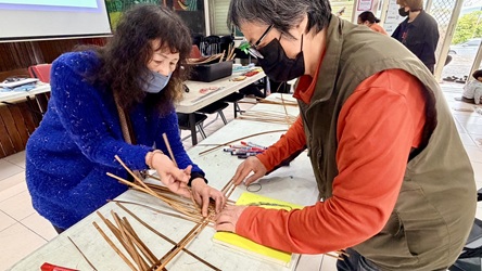 115年度原住民行動學堂-金岳部落藤編小置物籃手作課程 林月英工藝師介紹藤籃本體製作