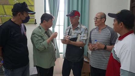 115年度農民學院原住民行動學堂-玉溪地區芒果栽培管理班 下課時族人與講師熱烈互動