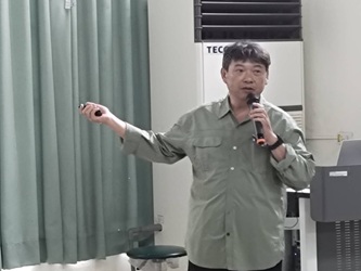 花蓮農改場劉啟祥副研究員講解利用簡易設施改善芒果著果不良問題
