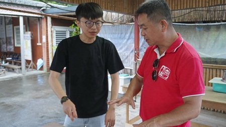 突破產銷困境 花改場協助樂水部落開發紅肉李多元加工技術 花蓮農改場陳柏翰助理研究員講解紅肉李蜜餞製作過程