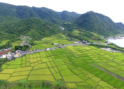 圖片1:花蓮縣豐濱鄉新社村具有豐富的農村景觀，從上游至下游囊括了森林、河川、鄰里及海洋