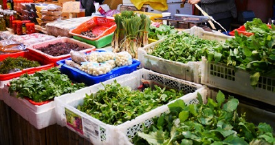 圖片2:花蓮吉安黃昏市場設有原民物產專賣攤位，季節野菜種類豐富多樣