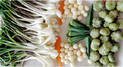 圖片14:原住民會直接食用的野菜盤，自左而右為蕗蕎、火蔥、秋葵、車輪茄