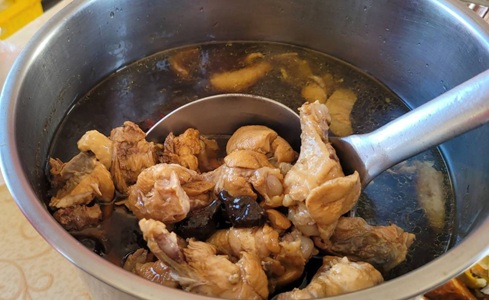 熟成火蔥(紅圈內食材)是本場加工研究室的創新研發，做成養生黑火蔥雞湯，少了嗆辣多了濃厚韻味，湯品滋味更加豐富