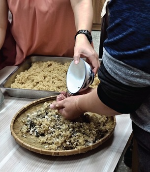 在酒麴中加入煮好的糯米飯，並與一點水混和