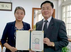 東華大學趙涵㨗校長(右)日前頒授校務顧問聘書,予本場范美玲場長(左)期望未來本場與學校在花蓮地區有機、原住民農產業輔導等,更進一步的合作與發展 東華大學趙涵㨗校長(右)日前頒授校務顧問聘書,予本場范美玲場長(左)期望未來本場與學校在花蓮地區有機、原住民農產業輔導等,更進一步的合作與發展