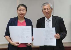 本場范美玲場長（左）與興中紙業公司王信豐董事長（右）簽署合作備忘錄