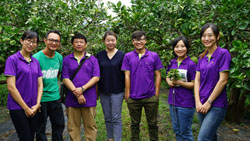 本場范美玲場長(右三)攜手場內園藝、作物生態、植物保護以及土壤肥料團隊，協助興瑞文旦游振葦農友(左二)於果園營造天敵棲所，提供生態系統服務，又能為果農創造額外收入。