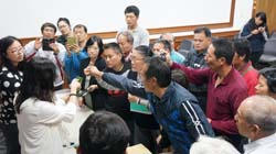 為提高紅龍果品質及穩定價格,本場及早辦理栽培技術講習,輔導果農維持紅龍果果實品質 為提高紅龍果品質及穩定價格,本場及早辦理栽培技術講習,輔導果農維持紅龍果果實品質
