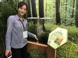 本場藉由花博共享自然特展,展示本場農業與環境自然和諧共存之研究成果(展場由林立助理研究員等7位同仁導覽說明) 本場藉由花博共享自然特展,展示本場農業與環境自然和諧共存之研究成果(展場由林立助理研究員等7位同仁導覽說明)