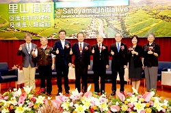 現場貴賓雲集，除了農委會黃金城副主委(左四及右上圖)之外，還包括亞太糧肥林國慶主任(右四)、林務局林華慶局長(左三)、林試所張彬所長(右三)、花蓮縣政府農業處羅文龍處長(左二)、東華大學李光中副教授(左一)、台灣大學李玲玲教授(右一)、本場杜麗華場長(右二)，以及水保局花蓮分局分局長陳淑媛、花蓮林管處處長楊瑞芬、農糧署東區分署秘書潘月葉、蕭美琴立委辦公室黃培軒先生等