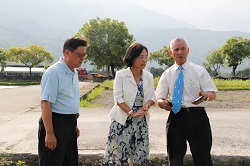 杜麗華場長與楊大吉副場長偕同黃山內前場長合影