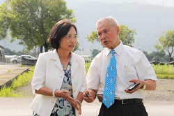 杜麗華場長與黃山內前場長相談甚歡