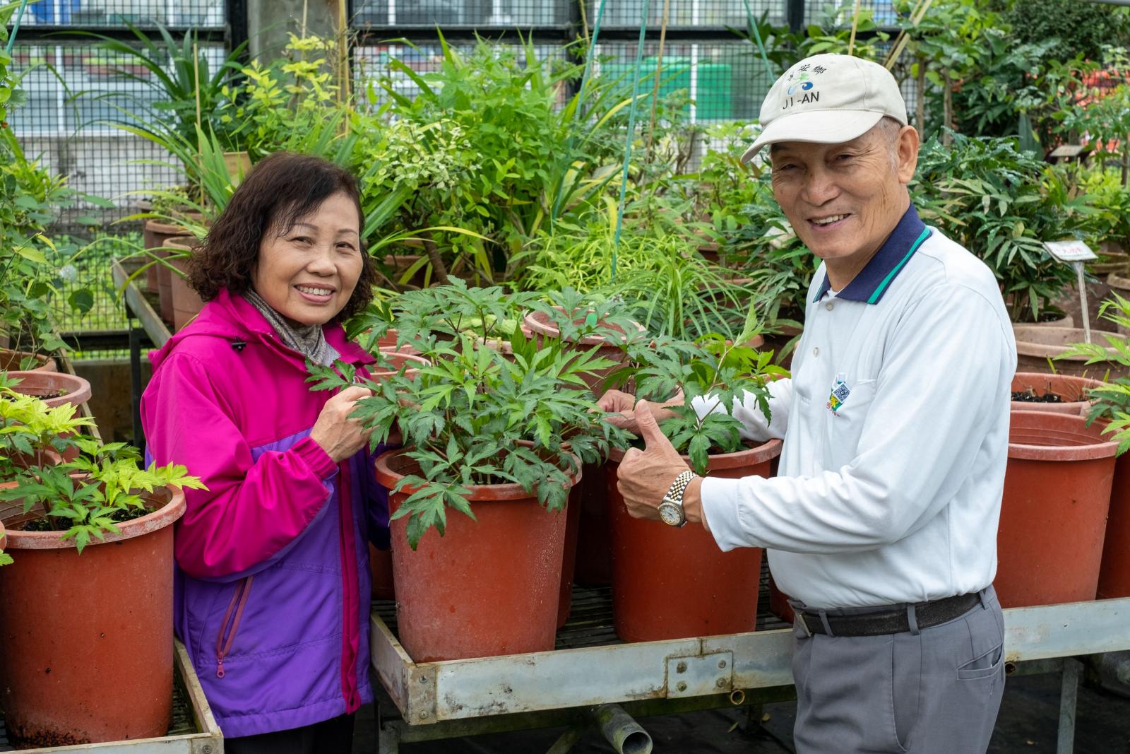 徐保雄副研究員及夫人場內留影-1