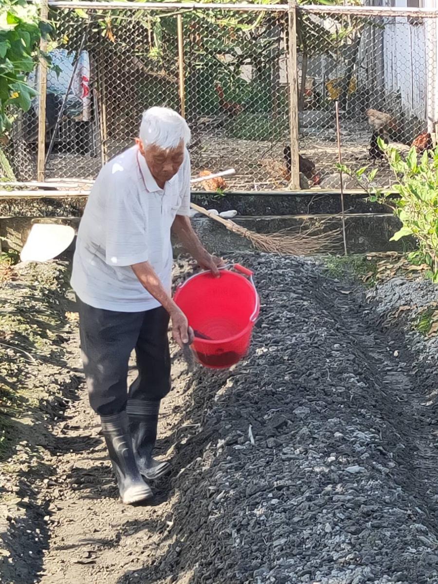 每天在自家農園種菜,是饒富奇最開心的時候。(饒瑞雄提供) 每天在自家農園種菜,是饒富奇最開心的時候。(饒瑞雄提供)