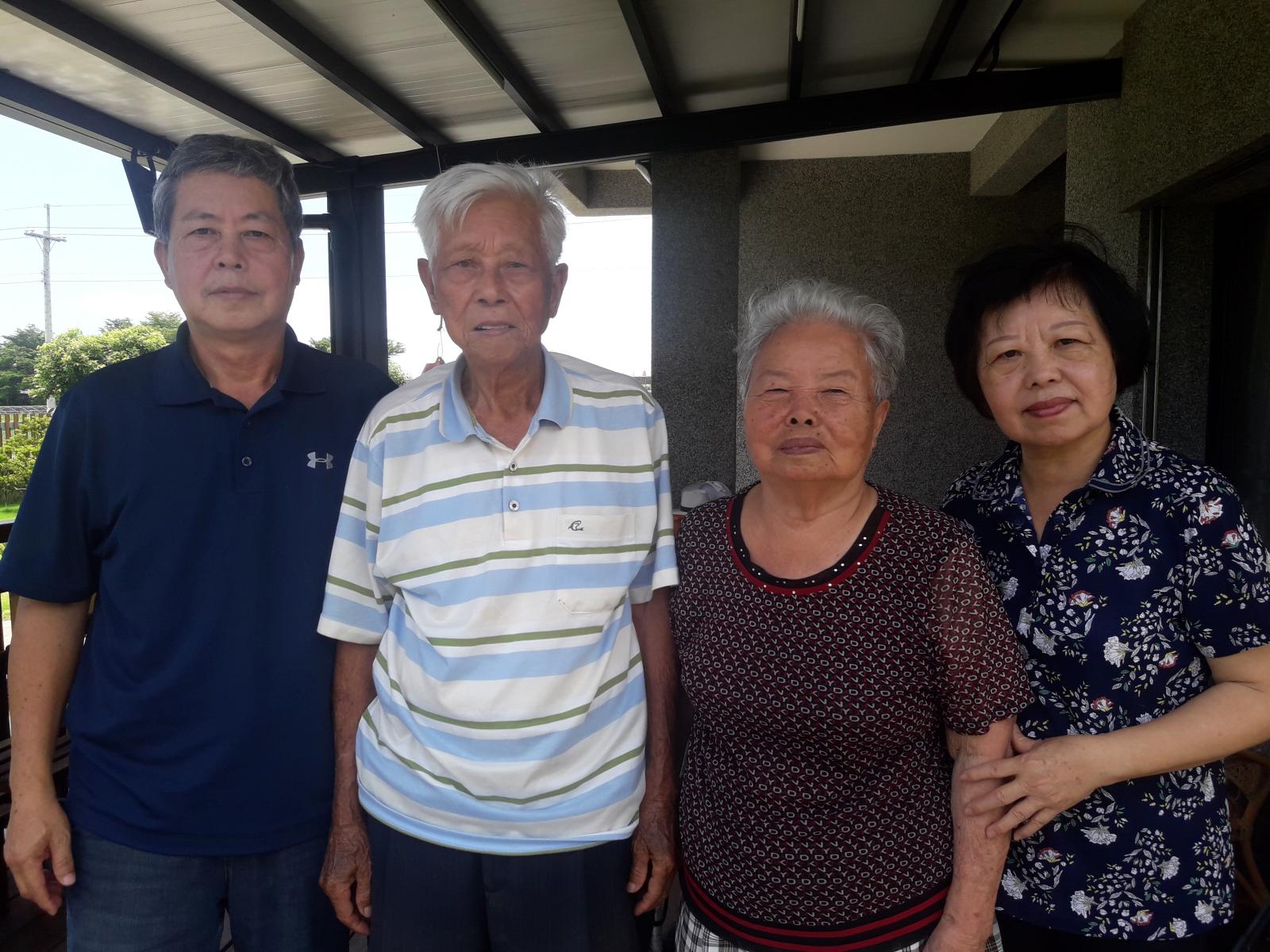 饒家與農改場淵源頗深，之前全家曾經都是農改場的臨時工。(右一為大女兒饒花蓉、左一為次子饒瑞雄)
