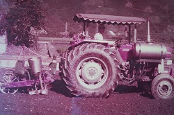 花蓮農改場研發出的玉米播種施肥機。(上面駕駛者即為林龍水)