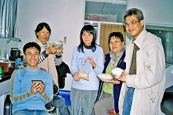 與稻作研究室的同仁合影。(左二為羅桂春) 與稻作研究室的同仁合影。(左二為羅桂春)