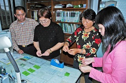 實驗室內的試驗很需要女性技工細心的協助。(右二為羅桂春) 實驗室內的試驗很需要女性技工細心的協助。(右二為羅桂春)